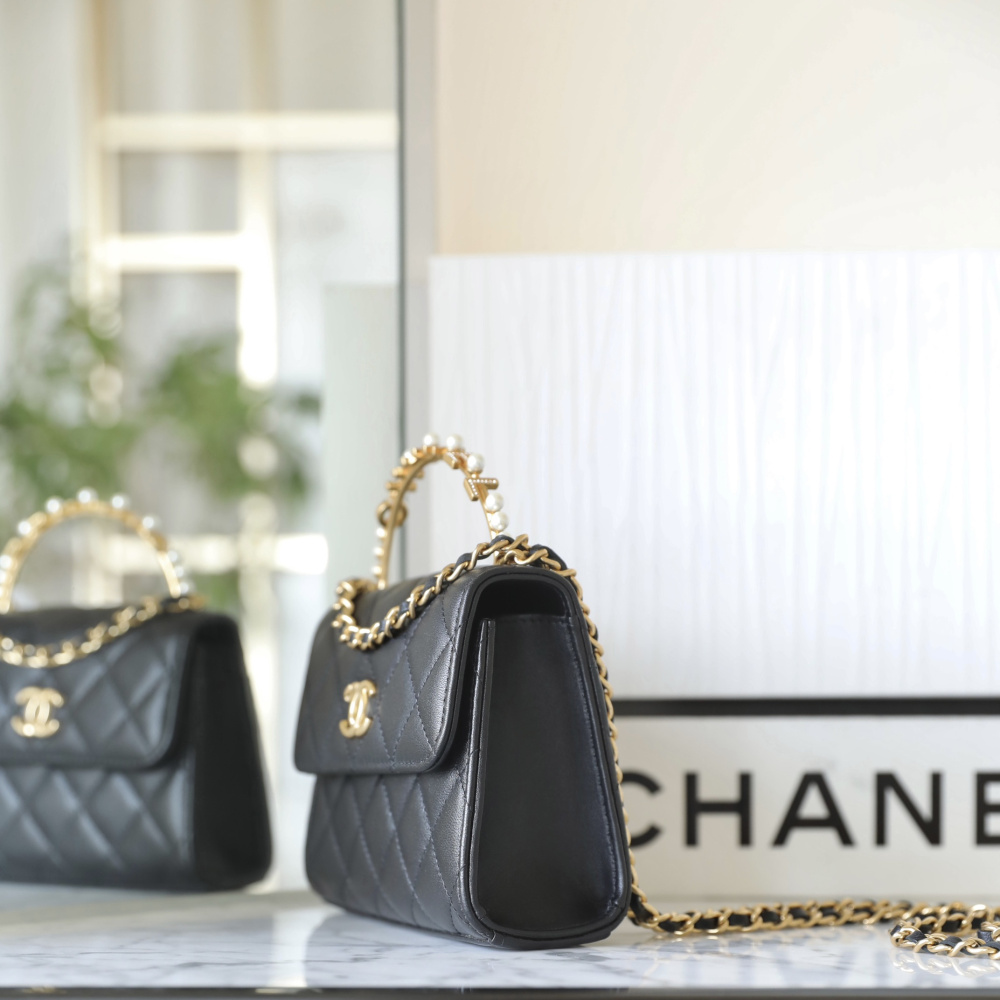 Chanel復刻鏈條手拿包23B珍珠手柄黑金款