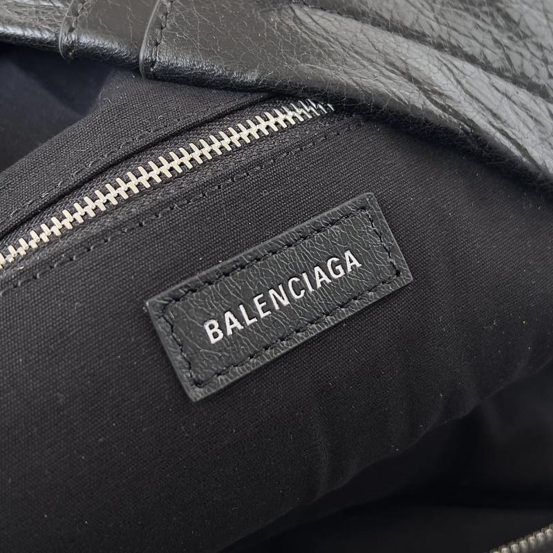 高仿BalenciagaLeCagole系列鉚釘雙肩包