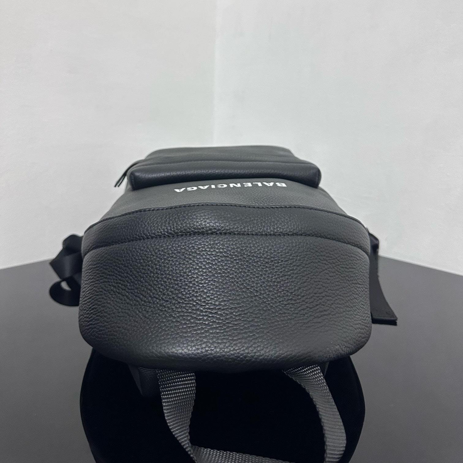高仿BalenciagaExplorer系列小牛皮背包XS