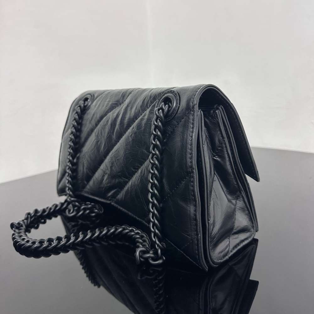 Balenciaga Crush：鏈條接合處與五金環