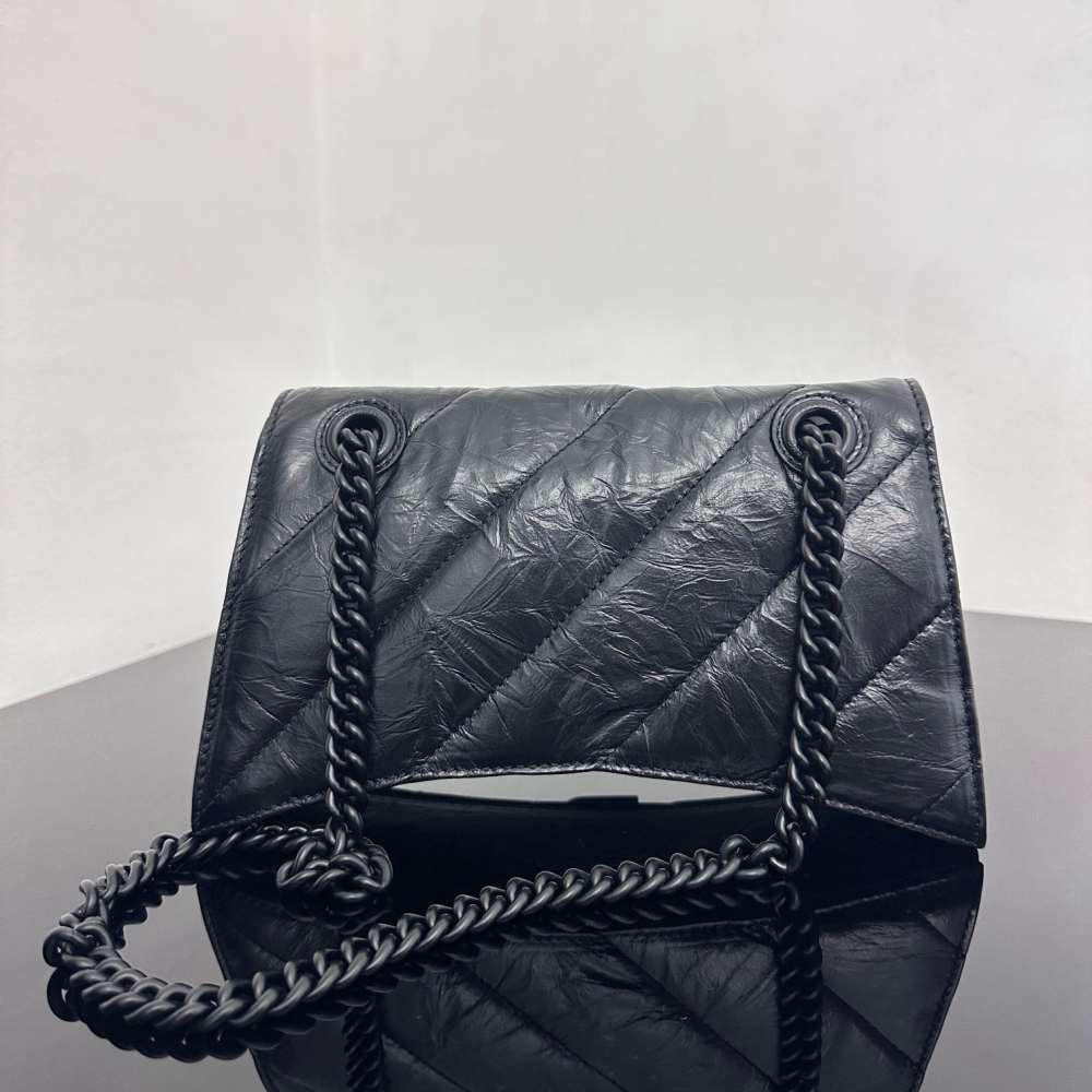 Balenciaga Crush：爆裂紋自然分布近拍