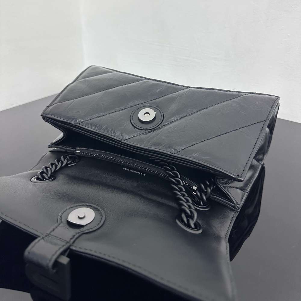 Balenciaga Crush：底部弧線與邊油近拍