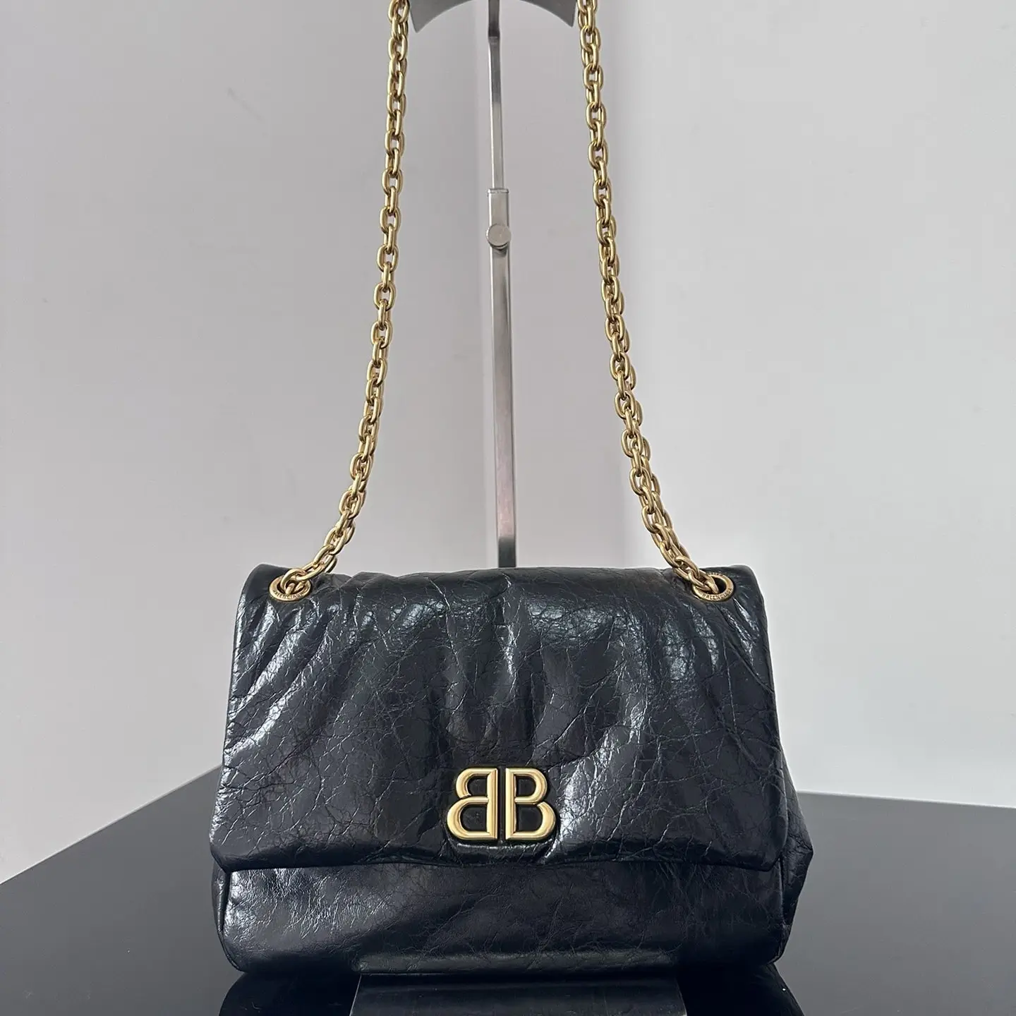 高仿 Balenciaga Monaco XS：正面爆裂紋皮面與輪廓