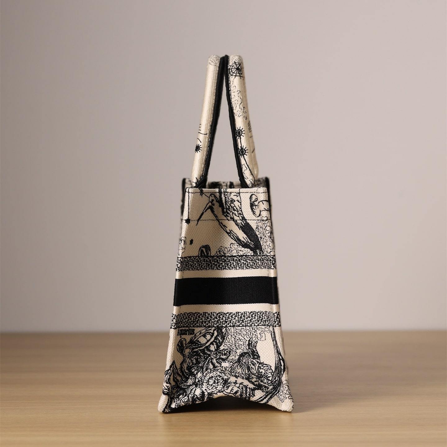 高仿Dior*BookTote系列Zodiac茹伊刺繡手袋免檢版