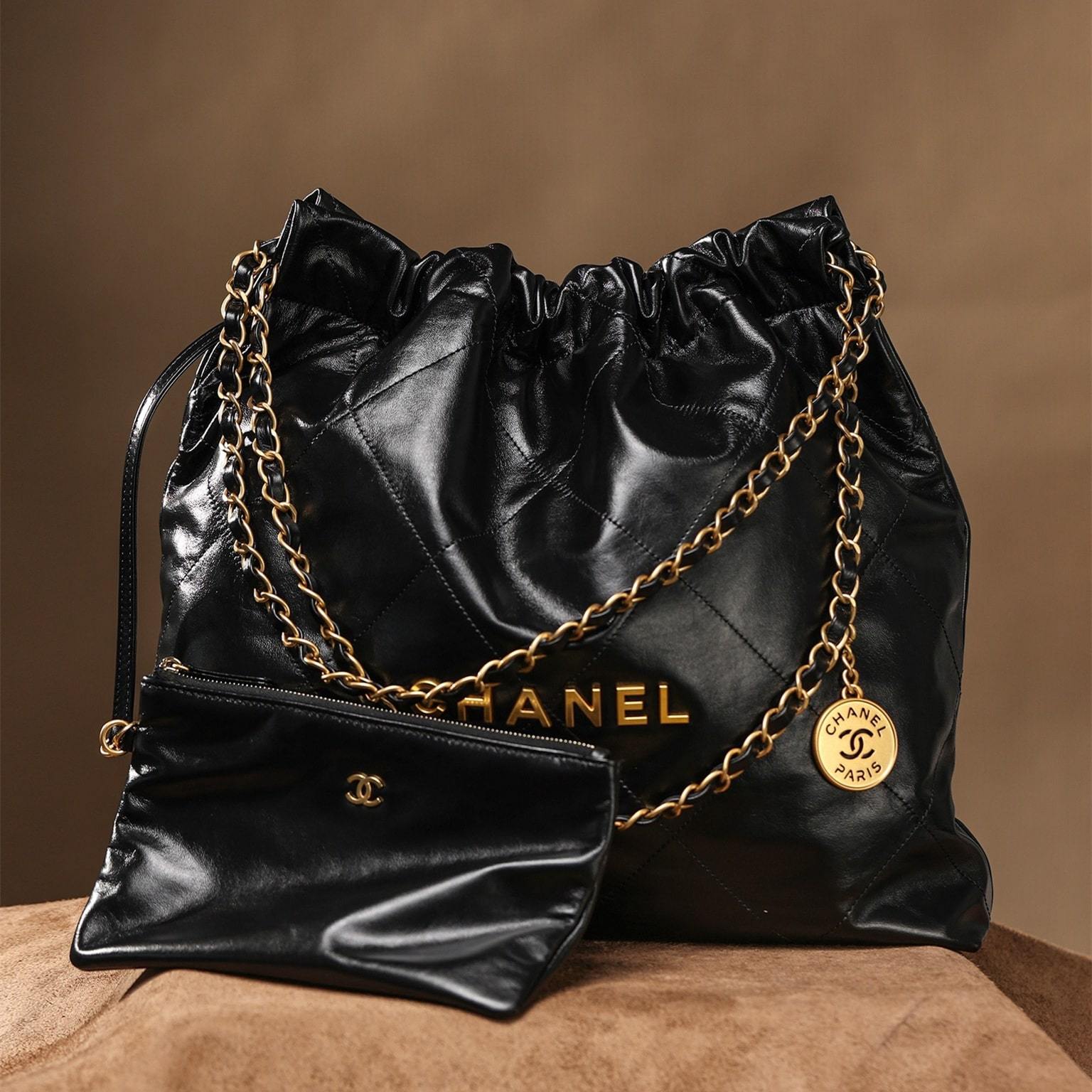 高仿Chanel沙灘袋早春新款黑色/金扣M免檢版