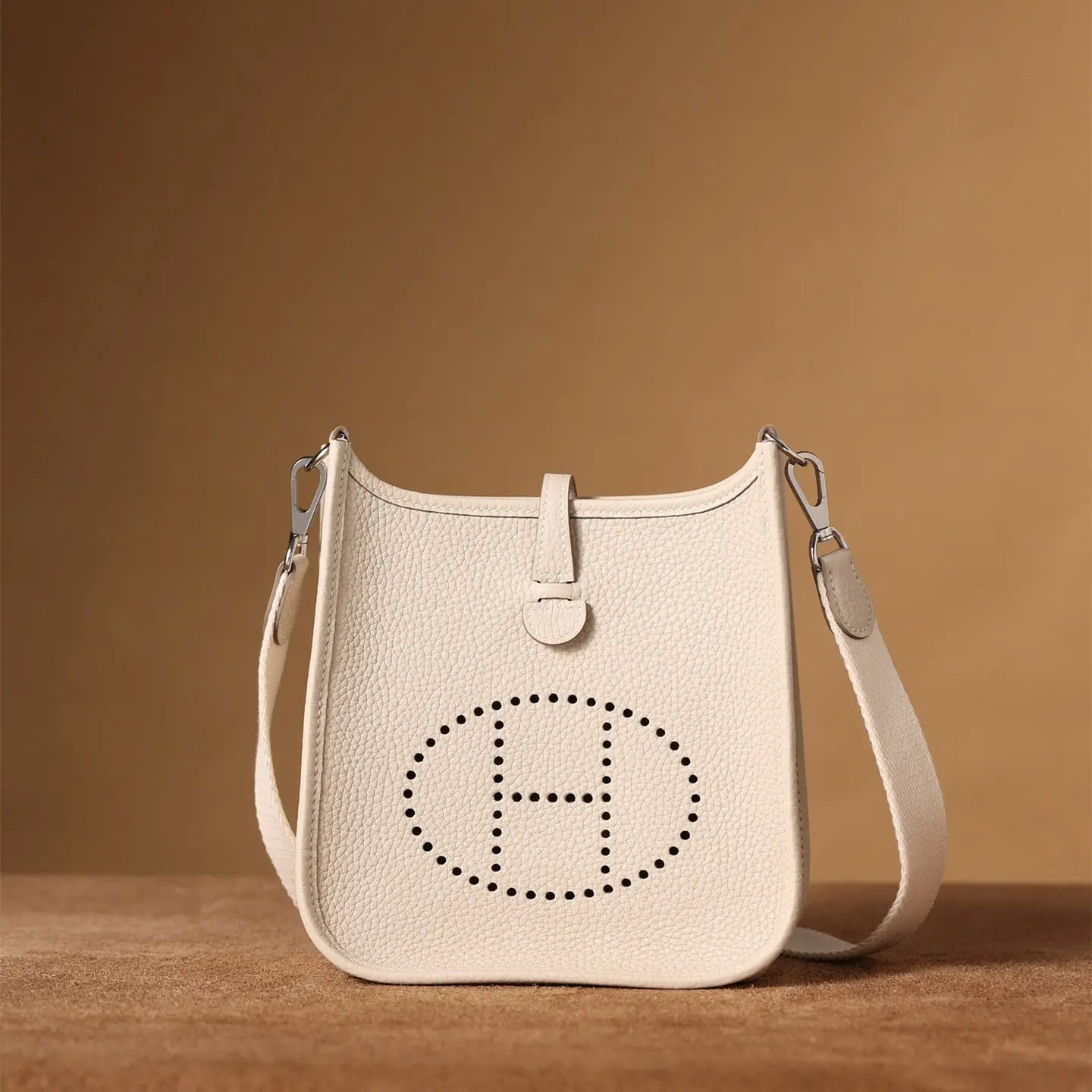 Herm&egrave;s Evelyne 16 白色銀扣