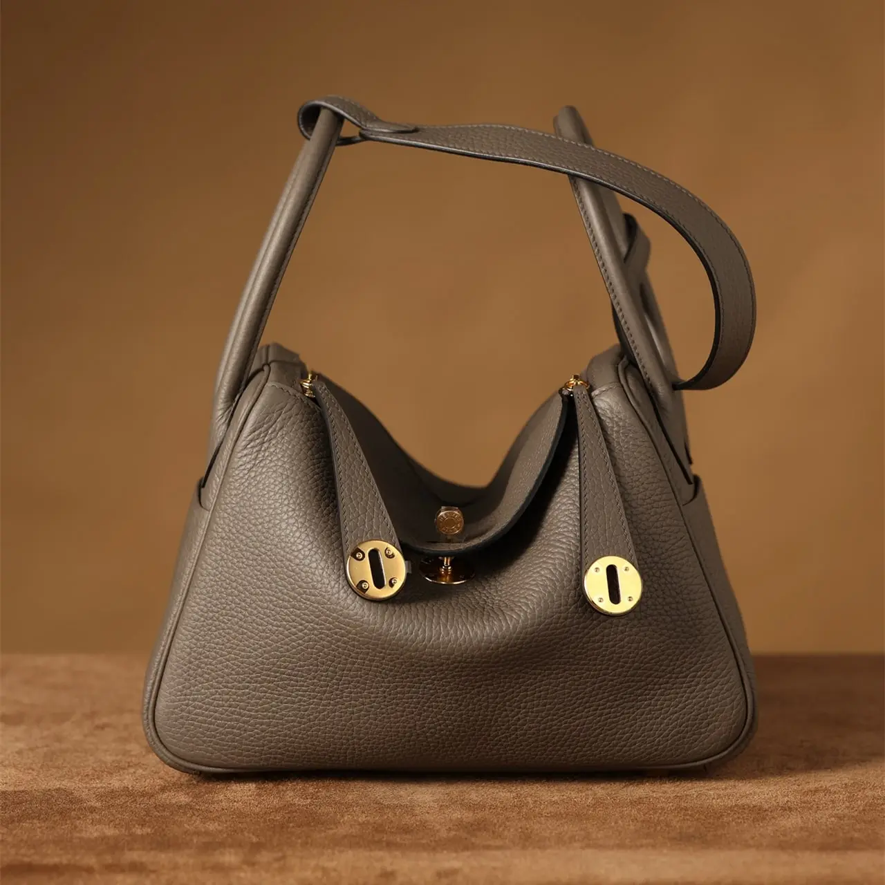 Herm&egrave;s Lindy 26 錫器灰金扣