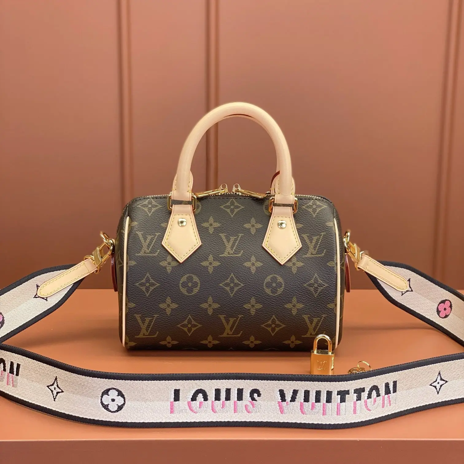 LV Speedy Bandouli&egrave;re：植鞣色手柄與拉鏈配置