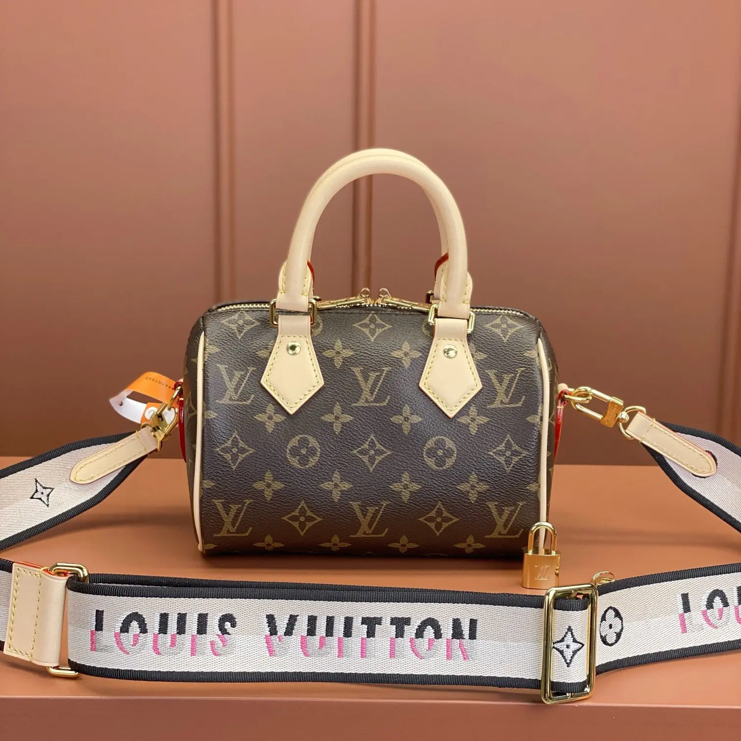 LV Speedy Bandouli&egrave;re：側片對花接縫