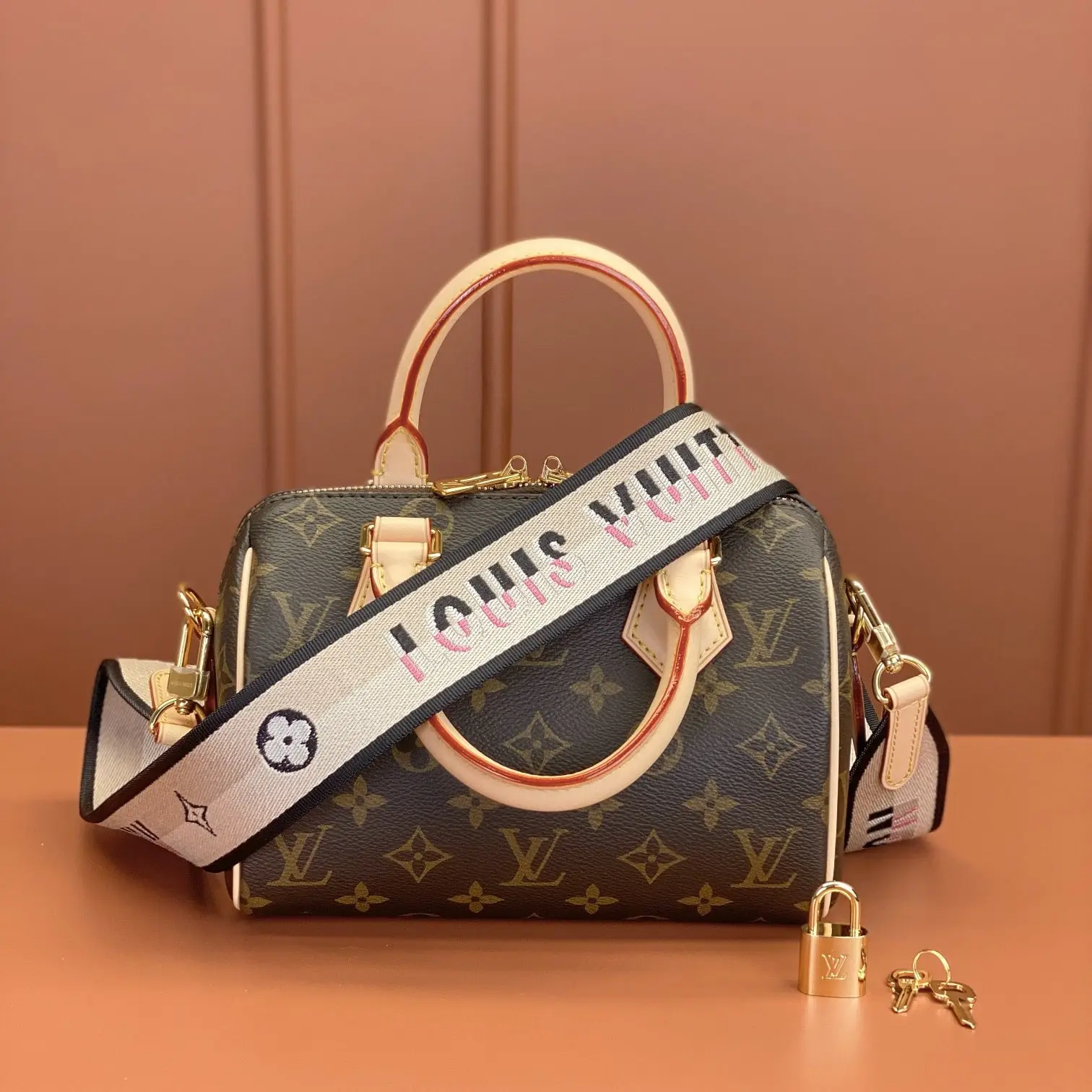 LV Speedy Bandouli&egrave;re：手柄與老花帆布銜接