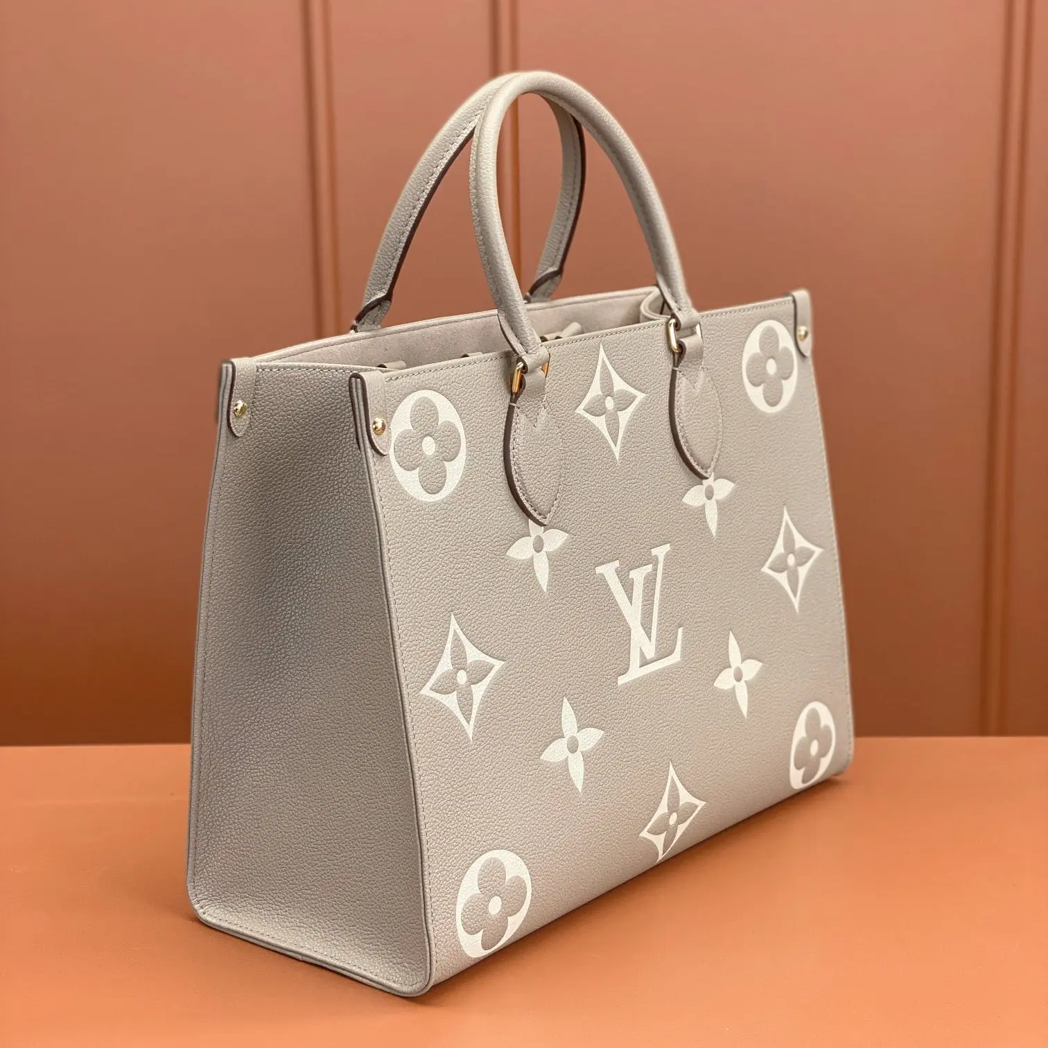 LV Onthego 老花：袋身花紋排列
