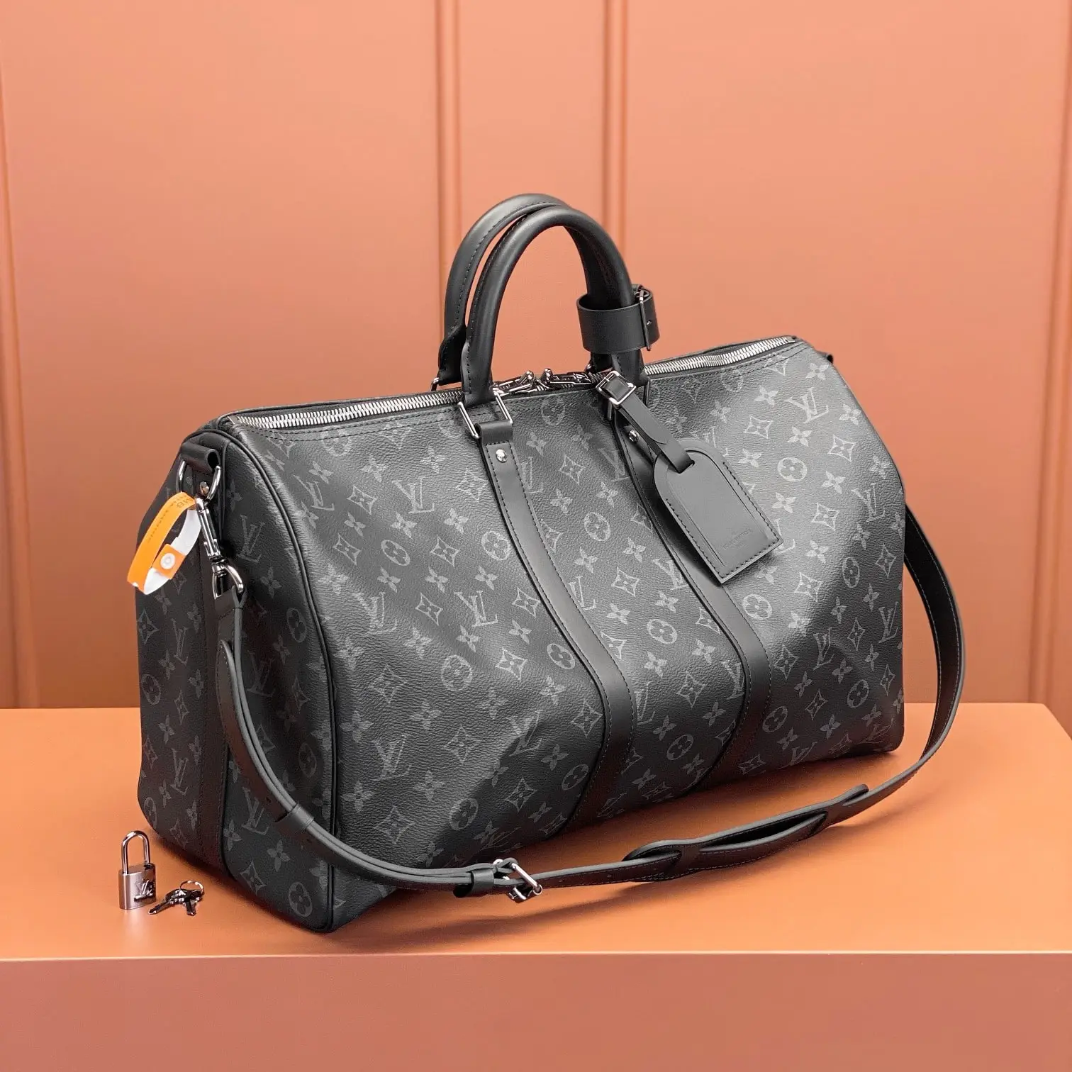 LV Keepall Bandouli&egrave;re：手柄與行李牌細節
