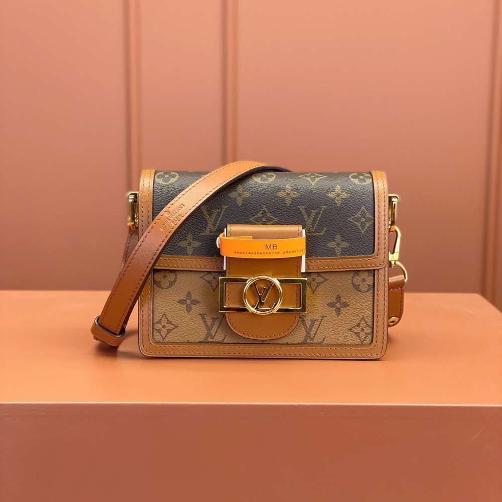 LV Dauphine M45959：雙拼老花翻蓋與 LV 圓扣