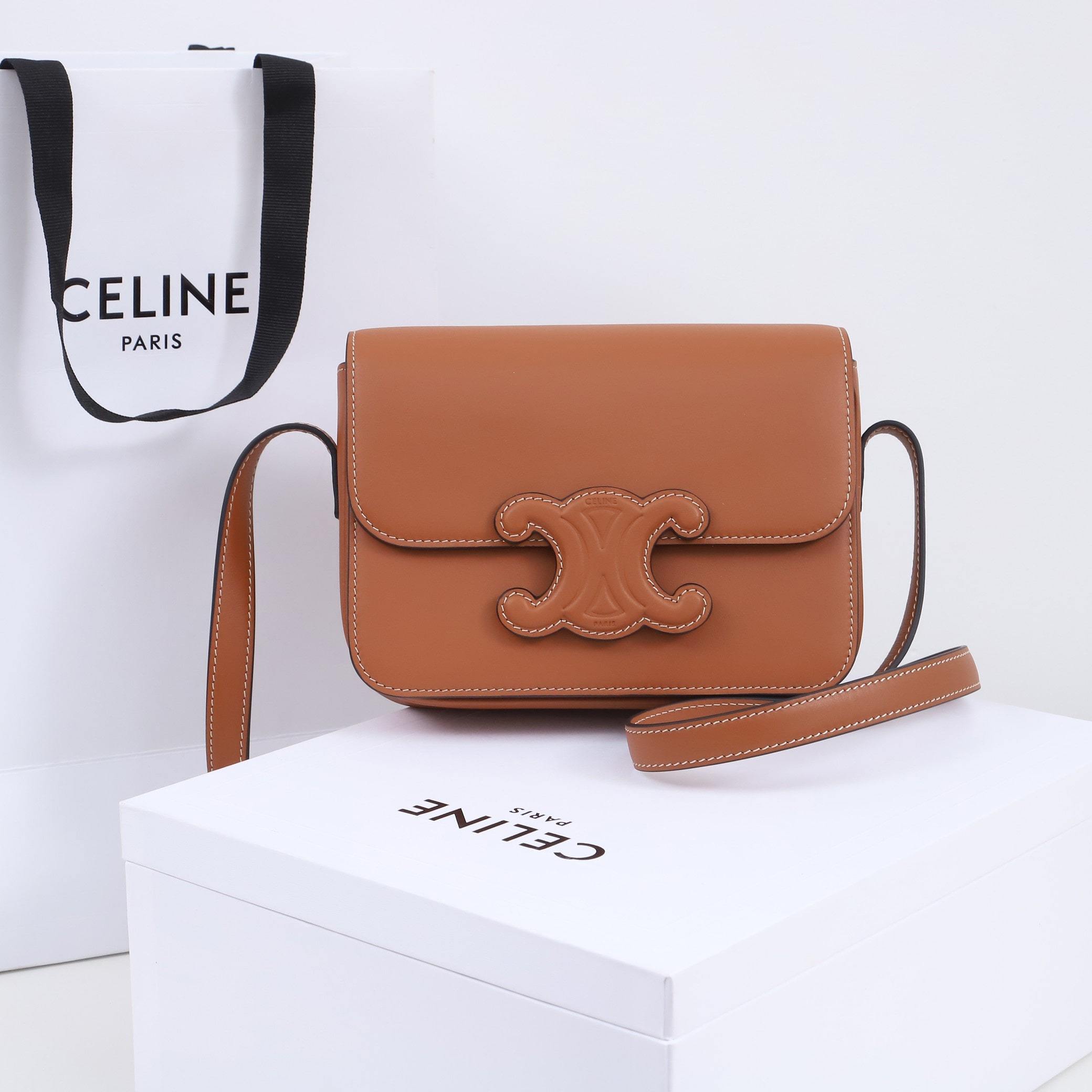 高仿Celine*Triomphe系列單肩包199233棕色小號免檢版