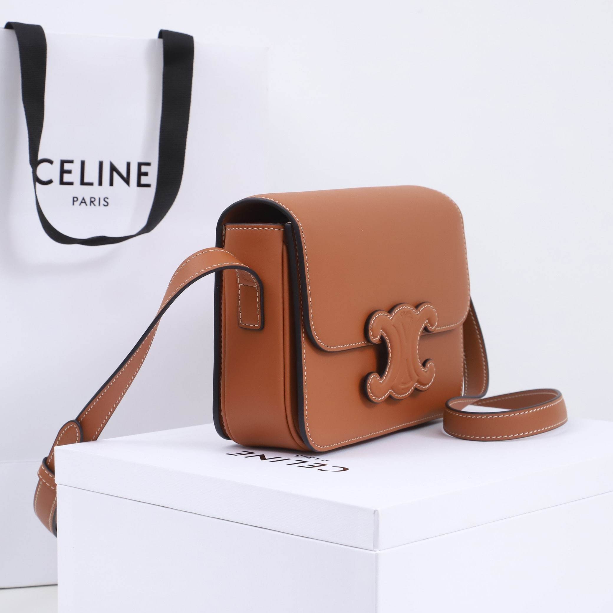 高仿Celine*Triomphe系列單肩包199233棕色小號免檢版