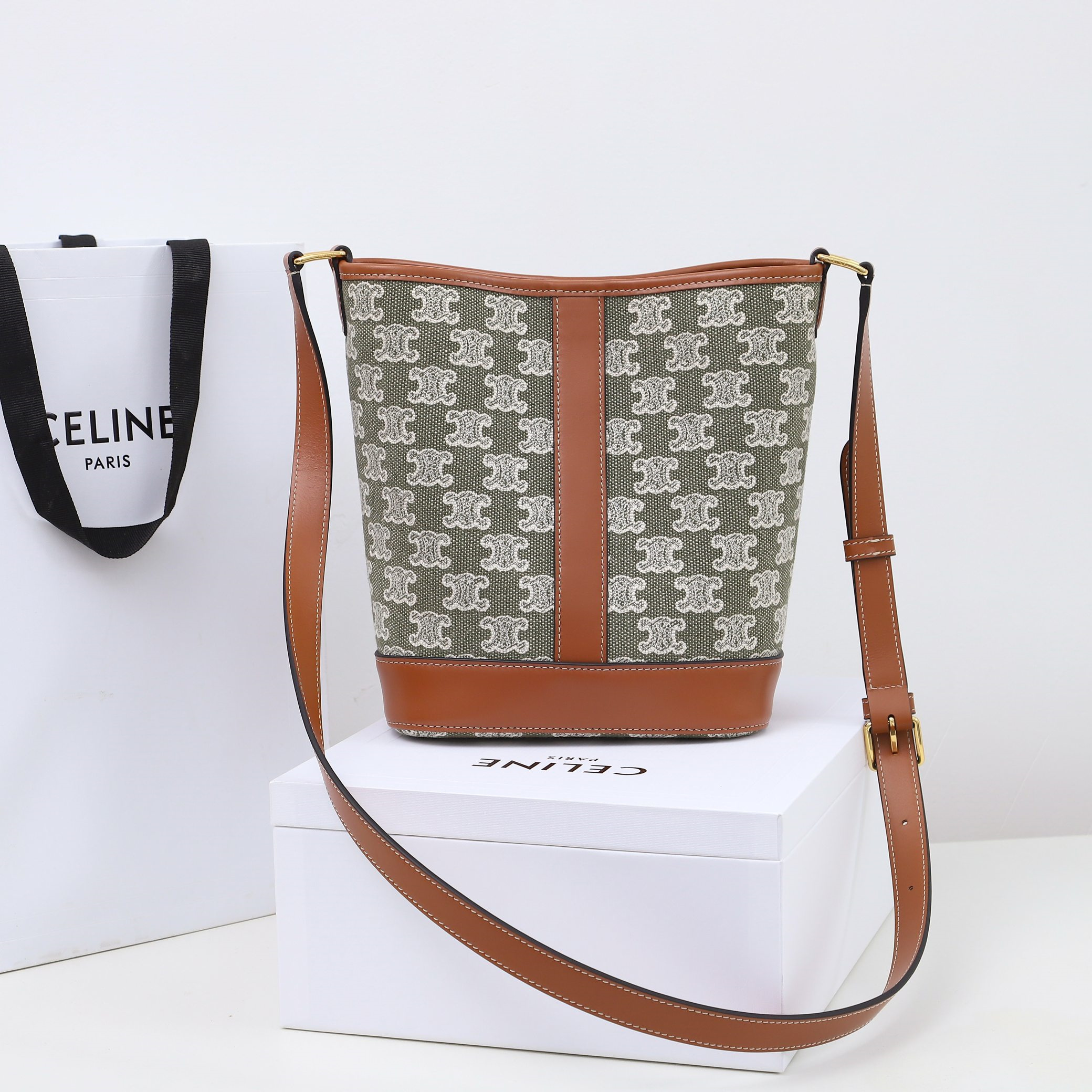 高仿Celine*Triomphe系列水桶袋191442中號免檢版