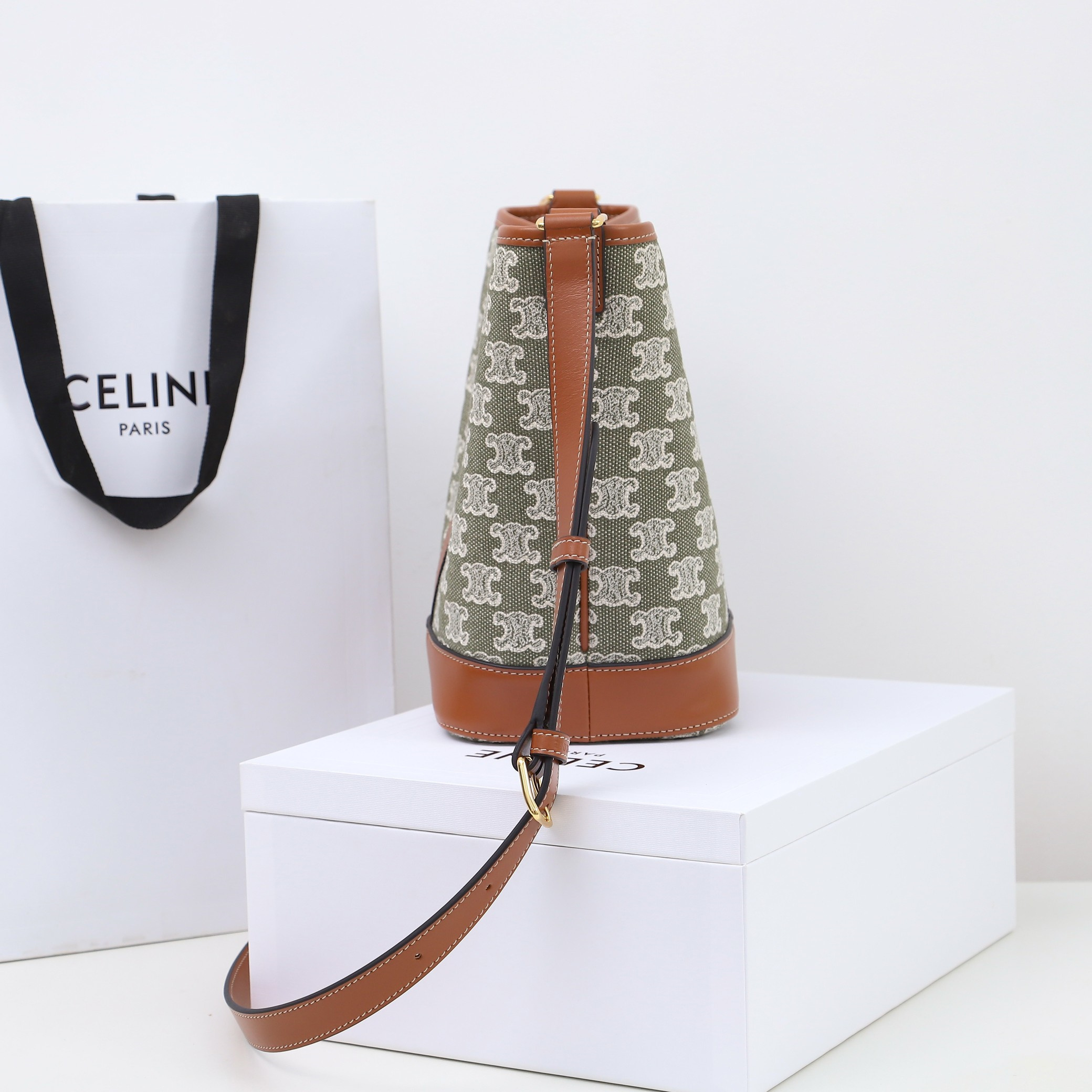 高仿Celine*Triomphe系列水桶袋191442中號免檢版
