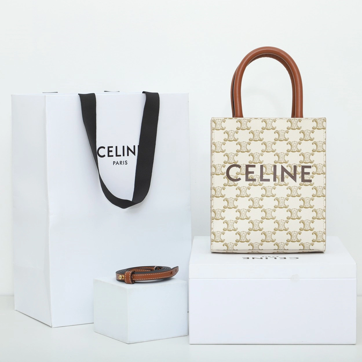 高仿 Celine Cabas 琴譜袋：正面老花帆布與皮革配邊