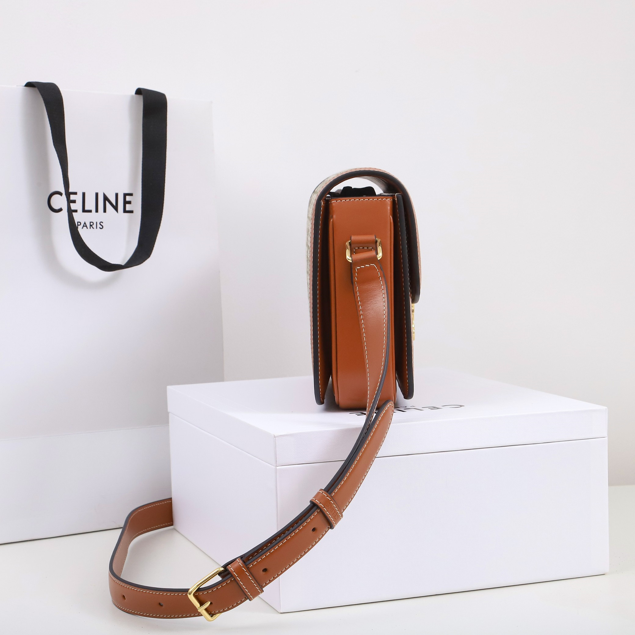 高仿Celine*Triomphe系列手袋191242免檢版