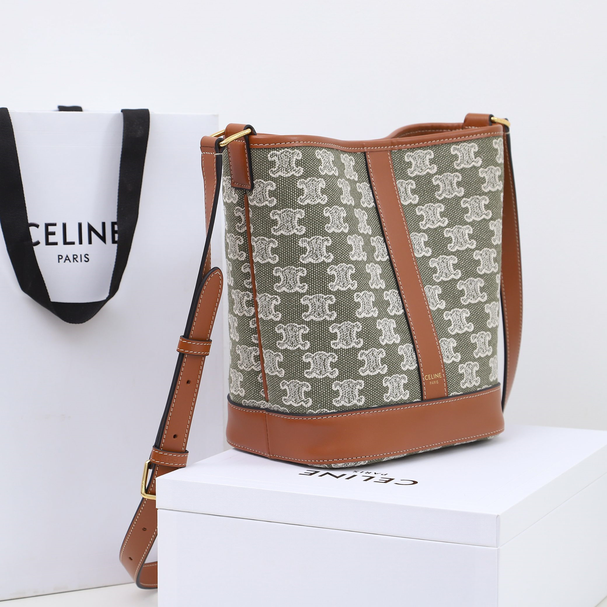 高仿Celine*Triomphe系列水桶袋191442中號免檢版