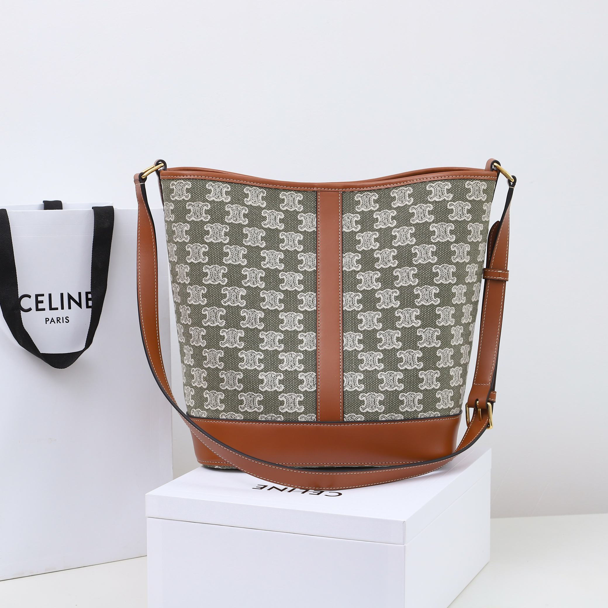 高仿Celine*Triomphe系列水桶袋191132大號免檢版