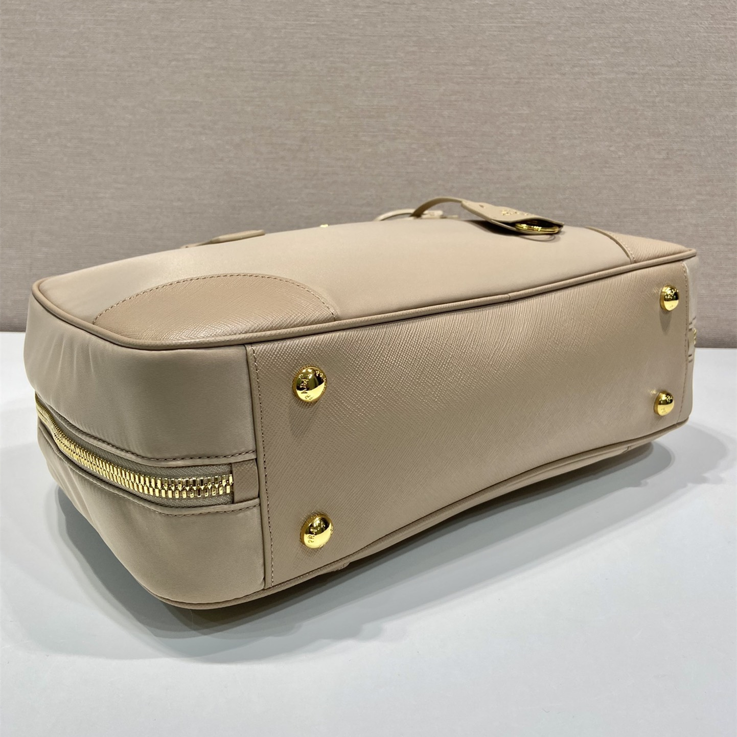 高仿Prada*ReEdition系列手提袋1BB114大號淺木色免檢版