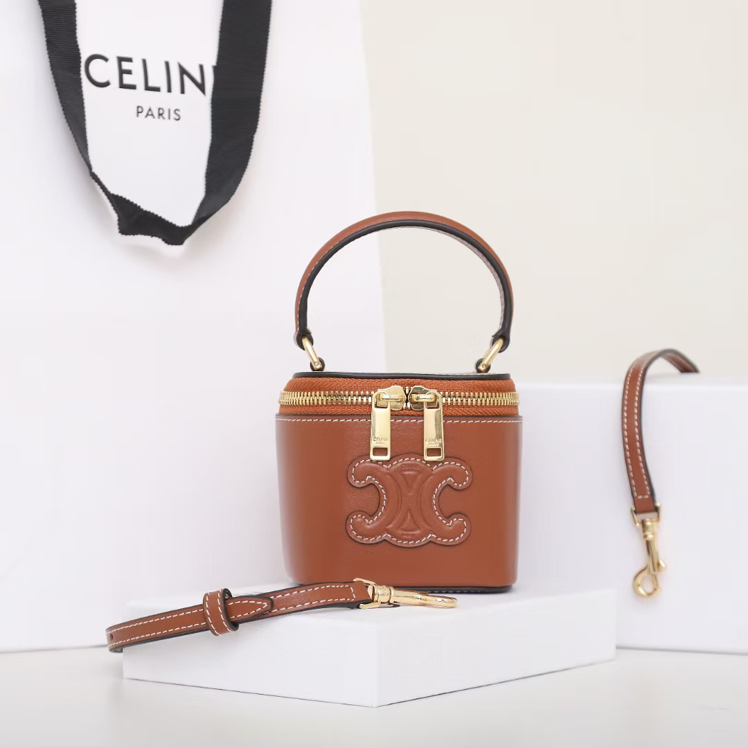 高仿Celine*Triomphe系列手提袋10J762棕色免檢版