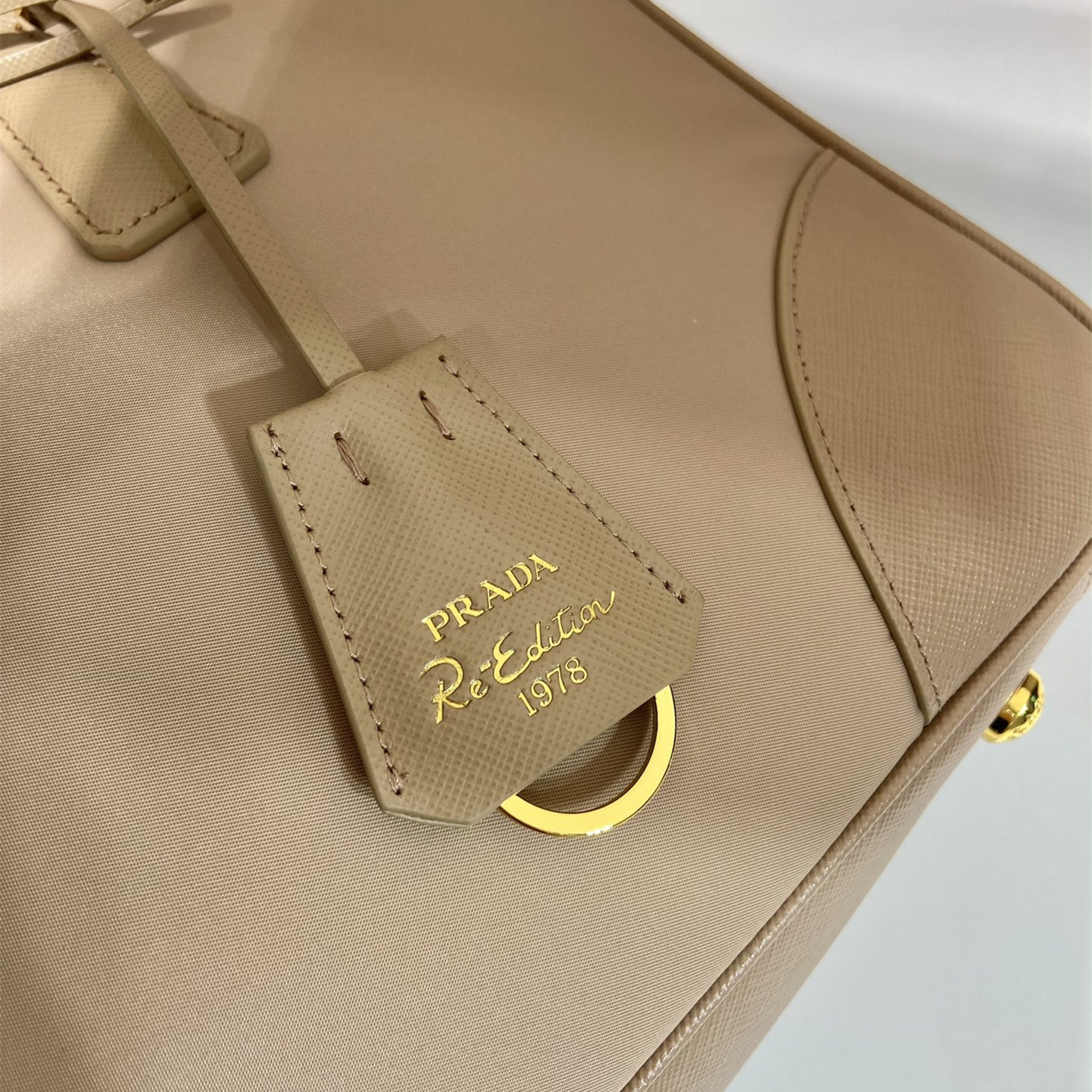 高仿Prada*ReEdition系列手提袋1BB114大號淺木色免檢版