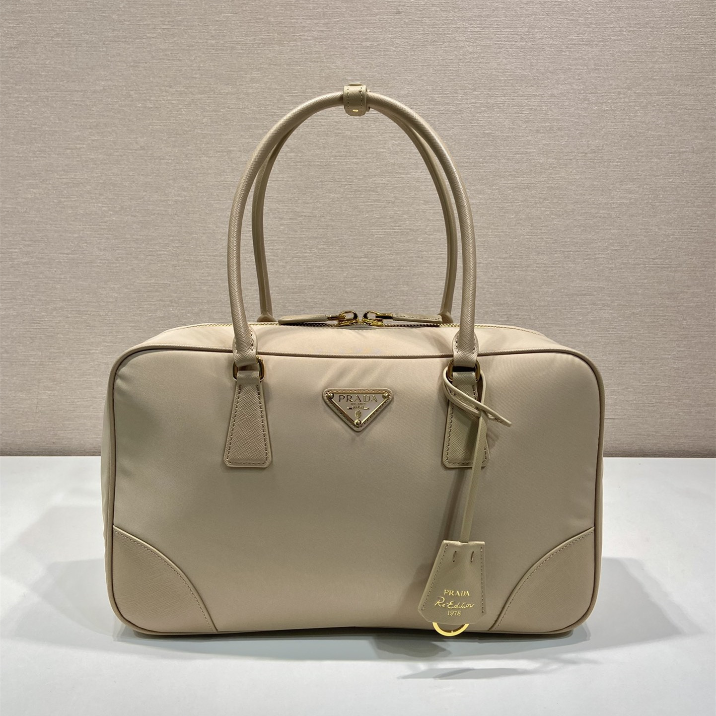 高仿Prada*ReEdition系列手提袋1BB114大號淺木色免檢版