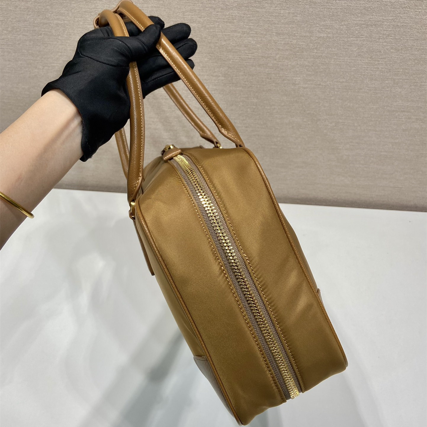 高仿Prada*ReEdition系列手提袋1BB114大號木色免檢版