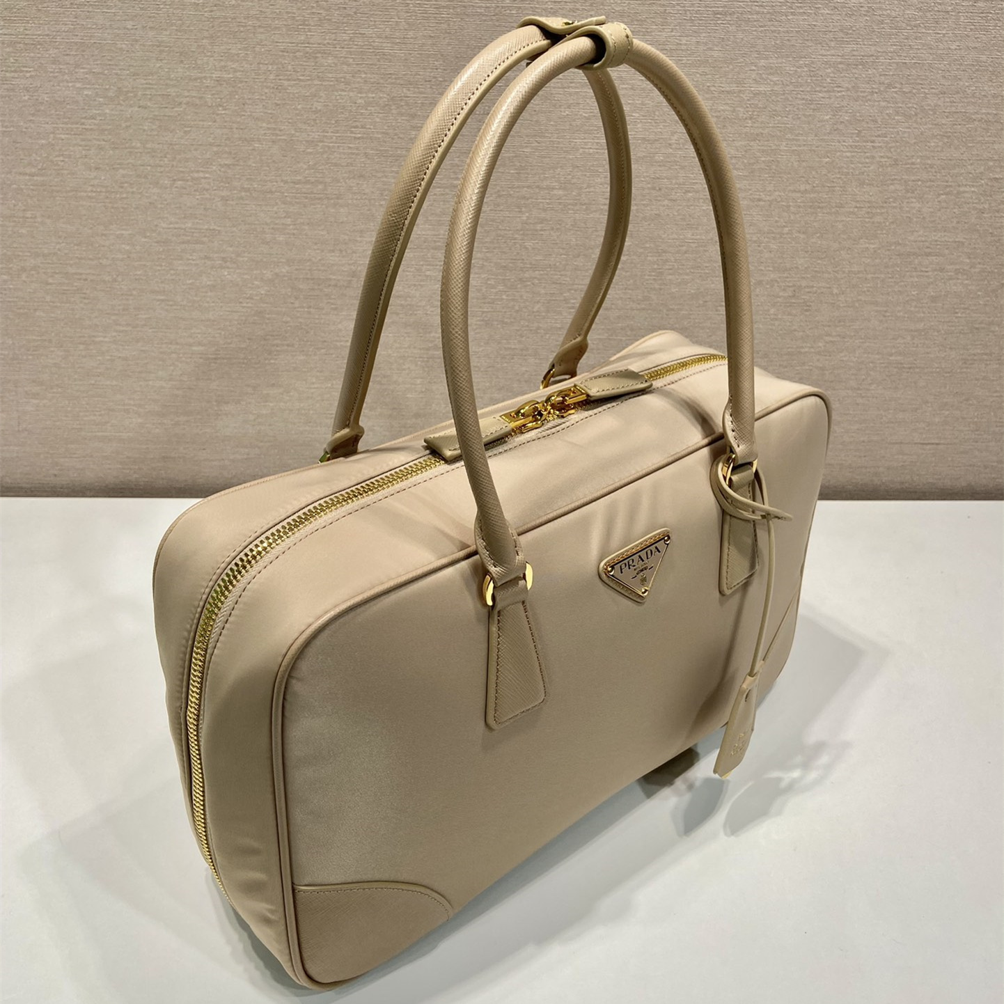 高仿Prada*ReEdition系列手提袋1BB114大號淺木色免檢版