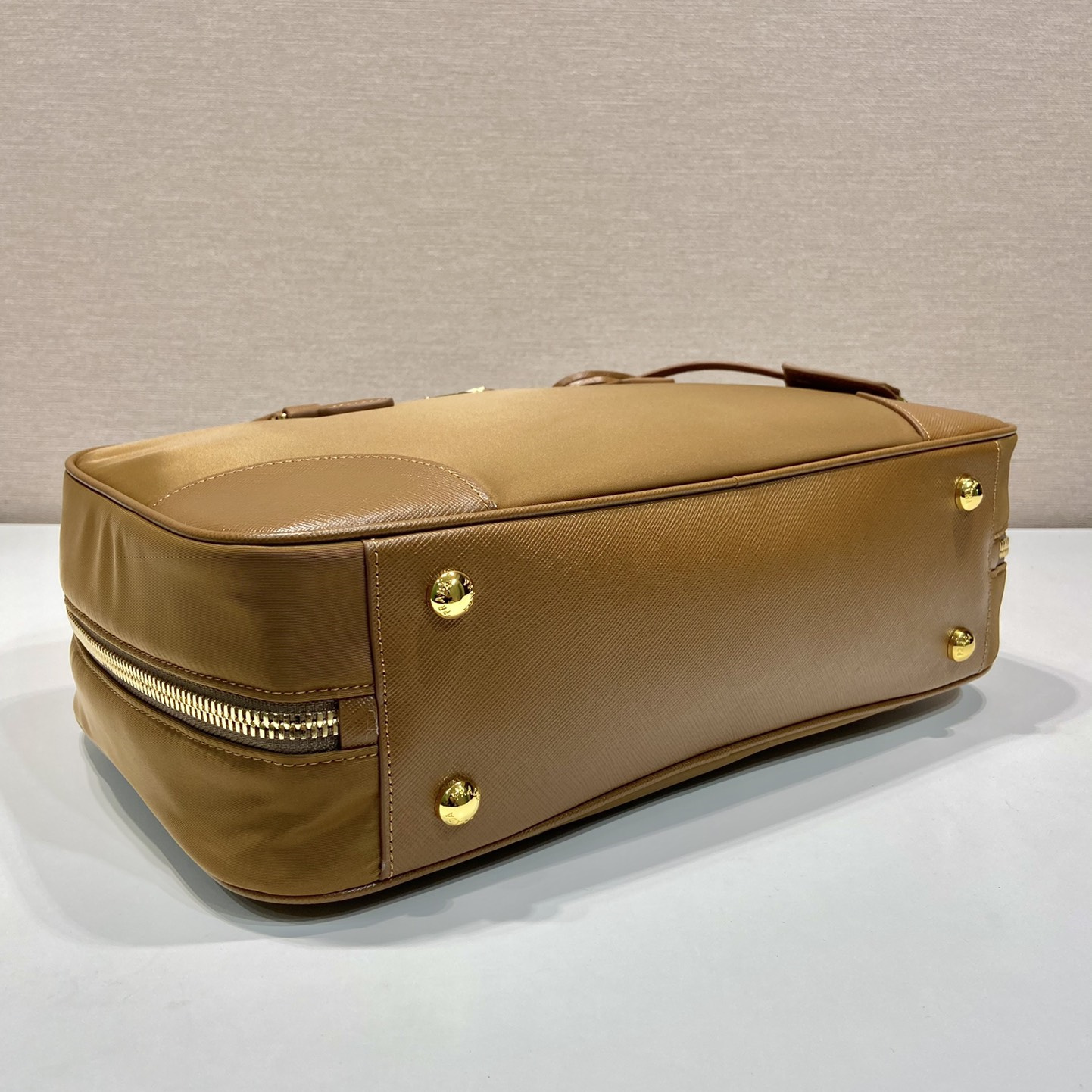 高仿Prada*ReEdition系列手提袋1BB114大號木色免檢版