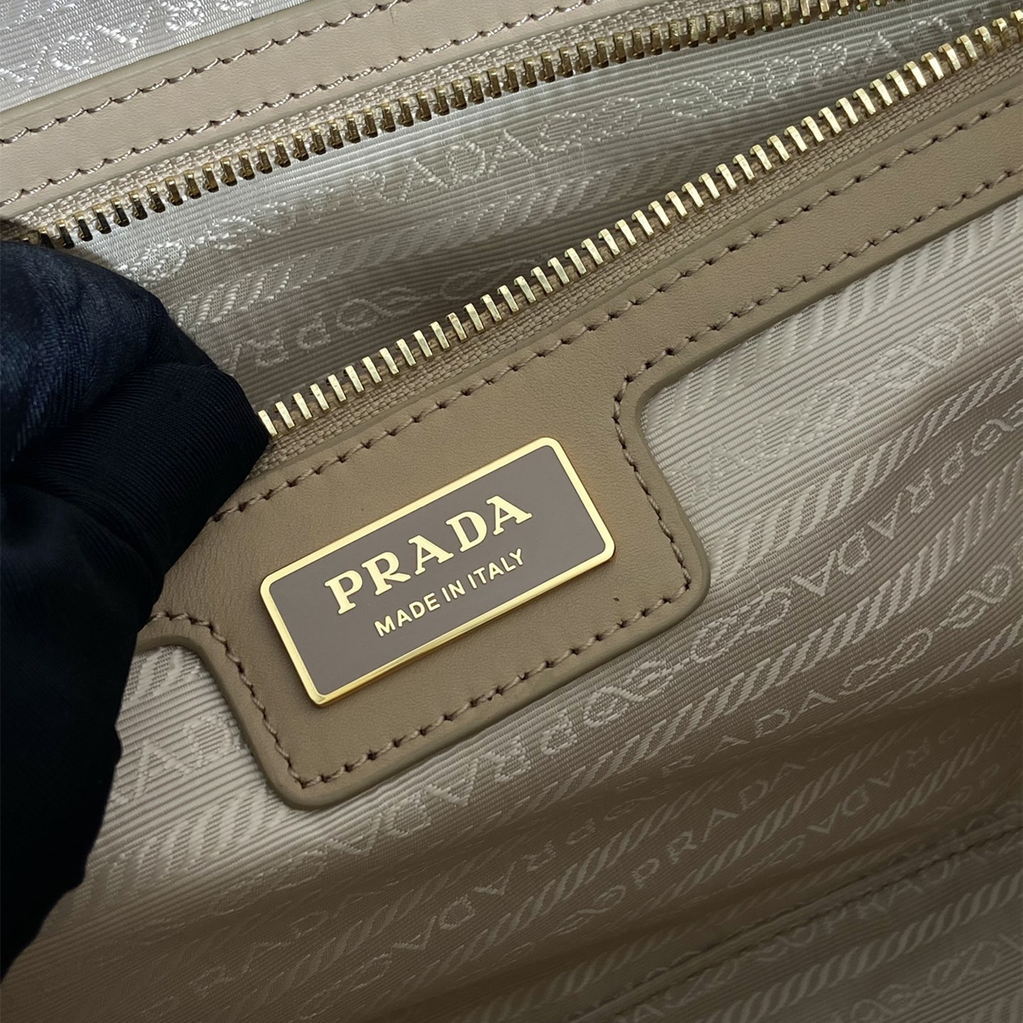 高仿Prada*ReEdition系列手提袋1BB114大號淺木色免檢版