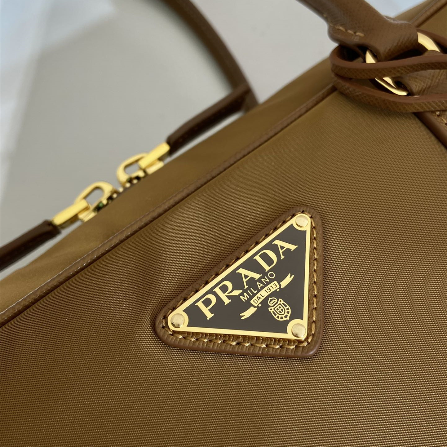 高仿Prada*ReEdition系列手提袋1BB114大號木色免檢版