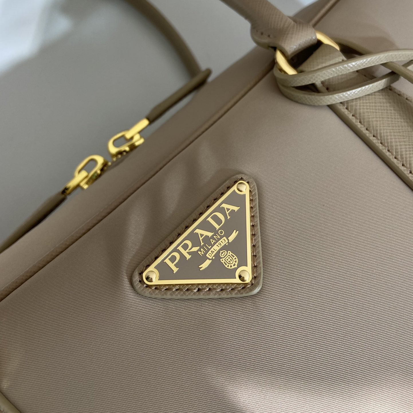 高仿Prada*ReEdition系列手提袋1BB114大號淺木色免檢版
