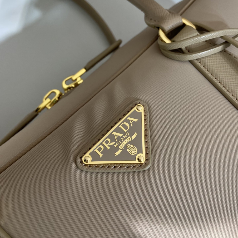 高仿Prada*ReEdition系列手提袋1BB114大號淺木色免檢版