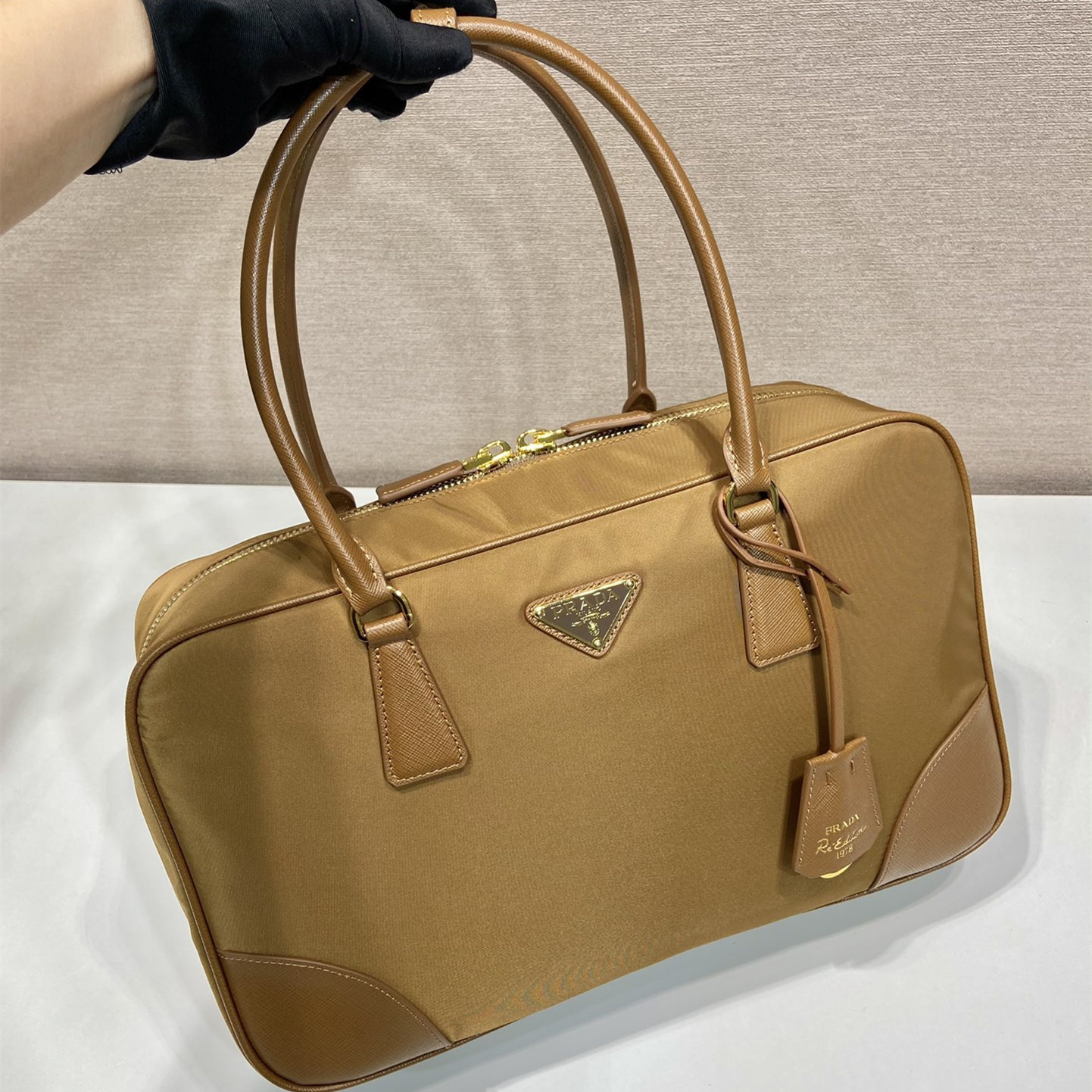 高仿Prada*ReEdition系列手提袋1BB114大號木色免檢版