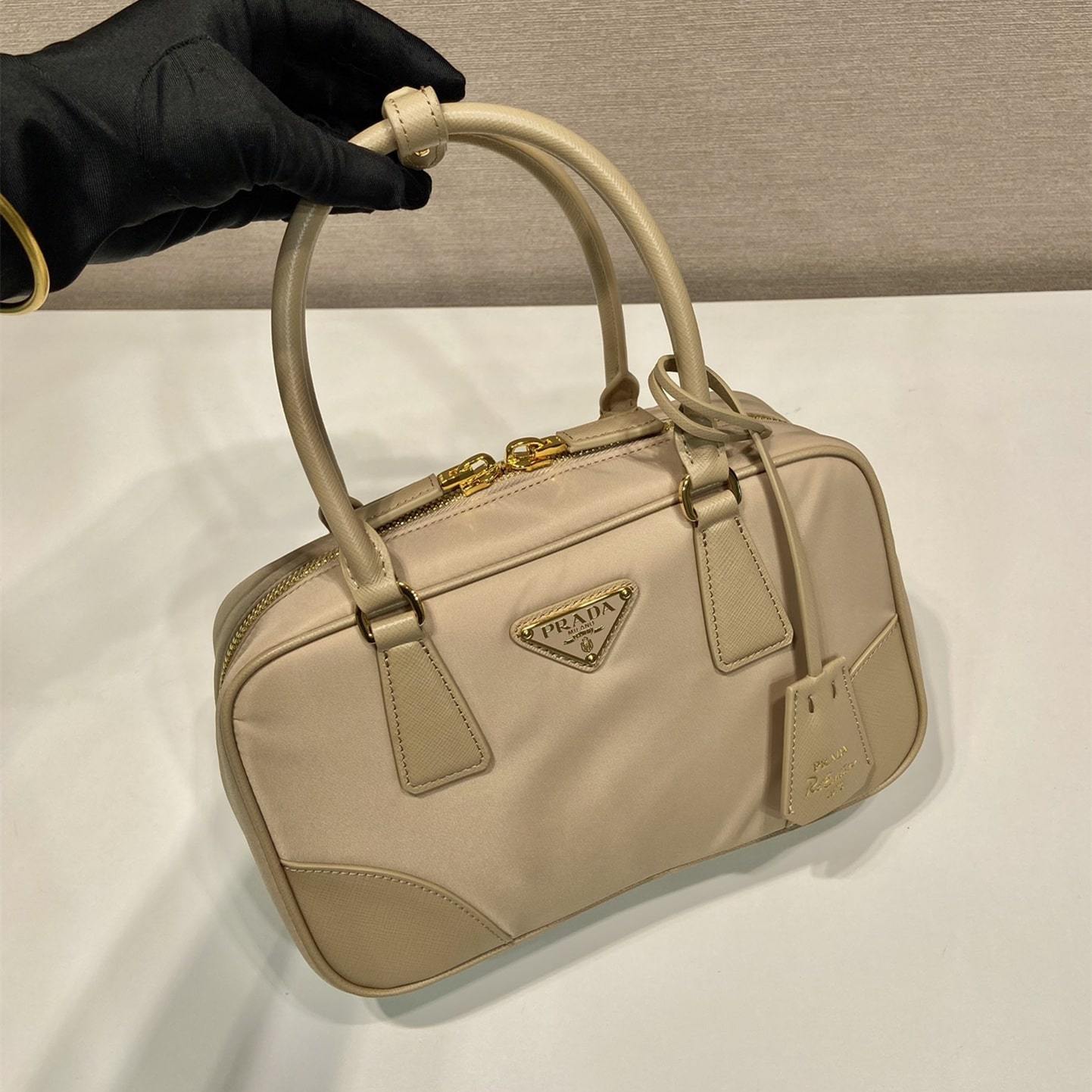 高仿Prada**ReEdition系列手提袋1BB121小號卡其免檢版