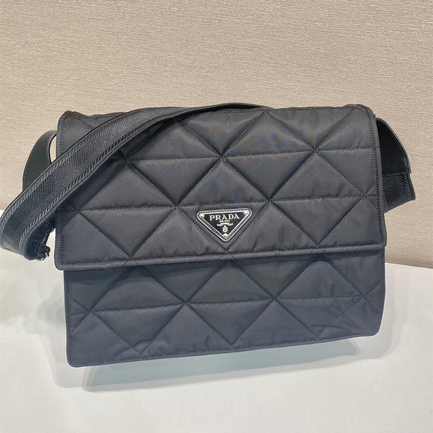 高仿Prada*ReEdition系列郵差包1BD256黑色免檢版