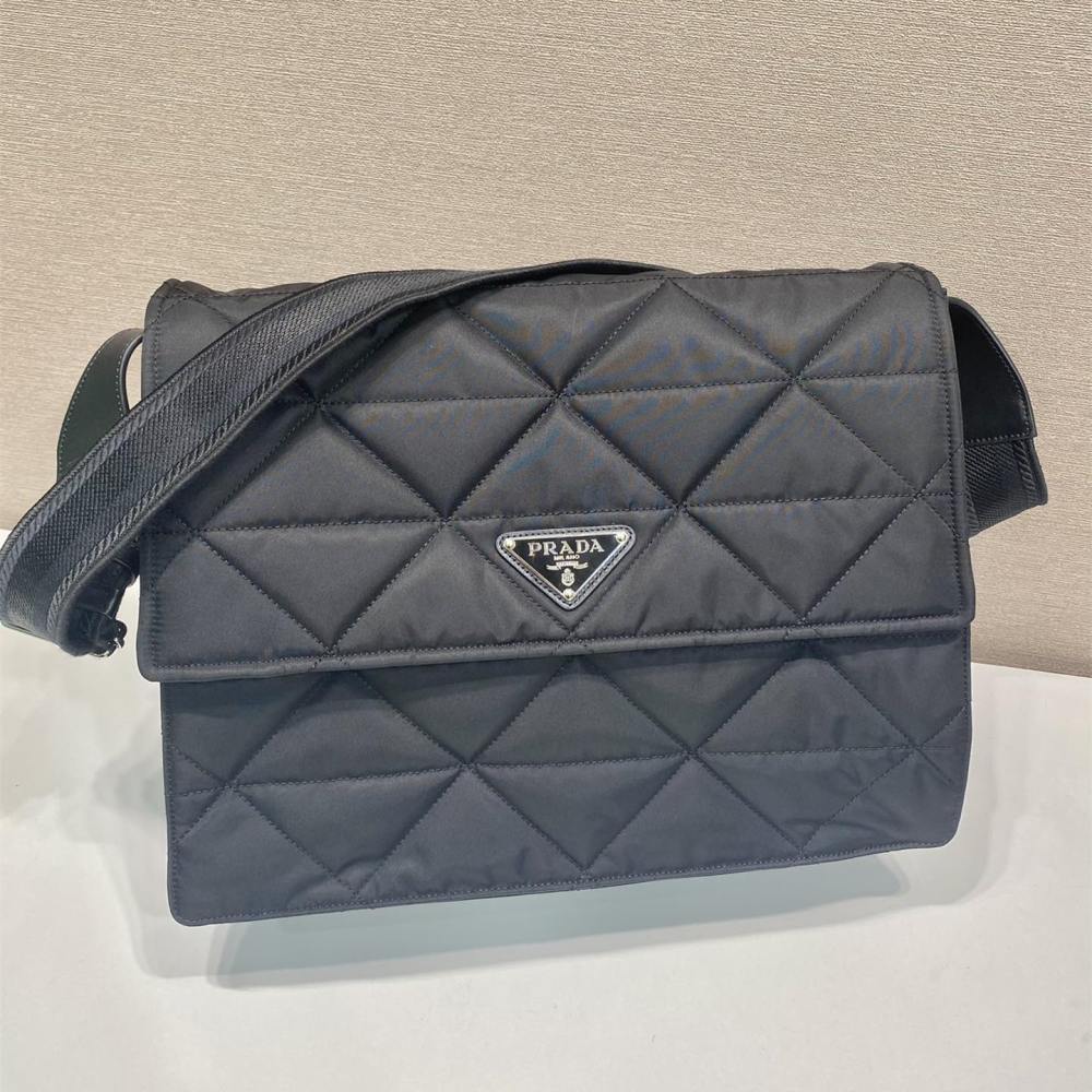 高仿Prada*ReEdition系列郵差包1BD256黑色免檢版
