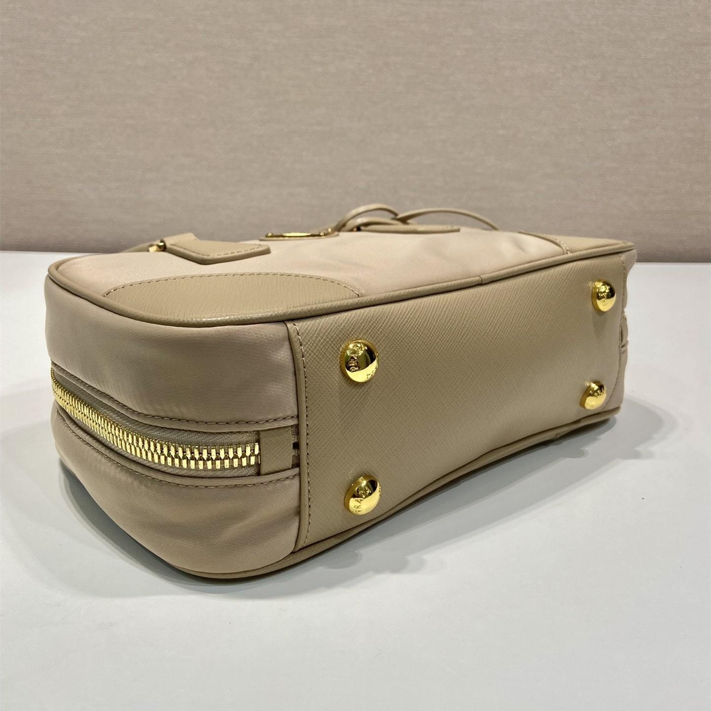 高仿Prada**ReEdition系列手提袋1BB121小號卡其免檢版