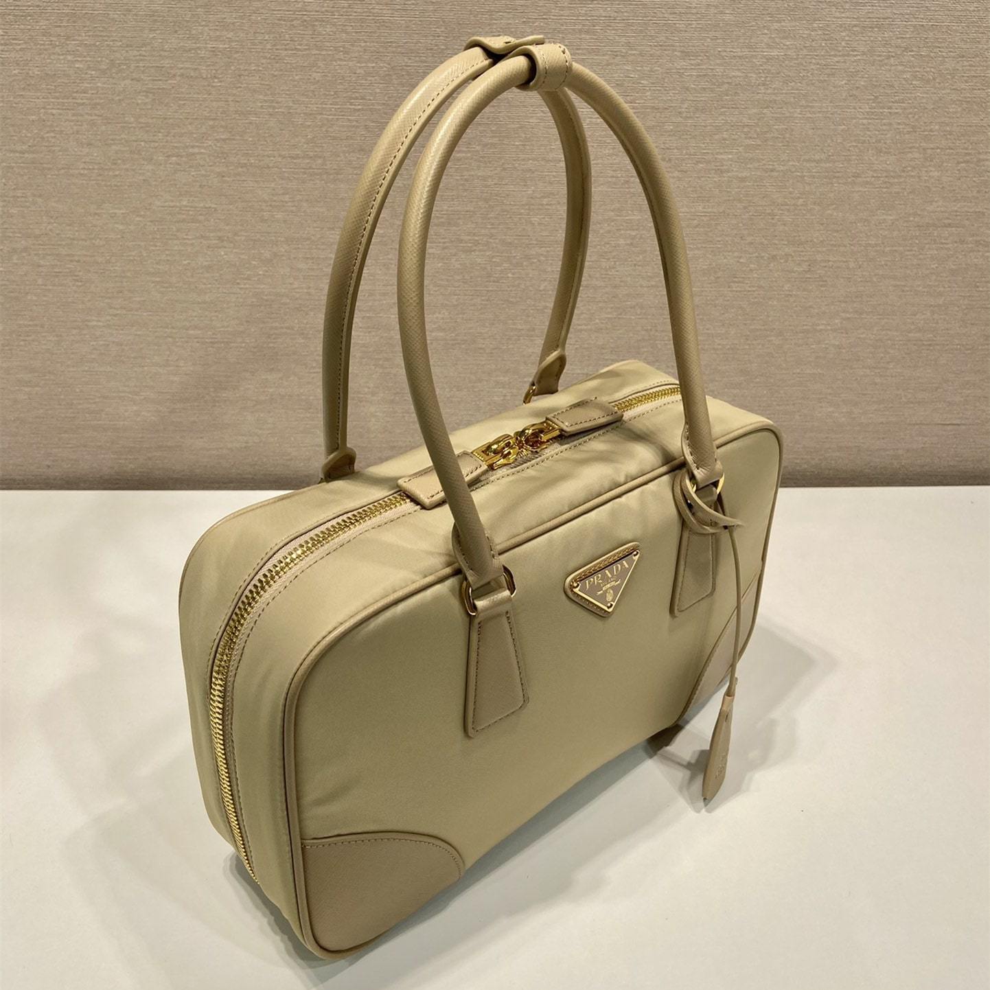 高仿Prada*ReEdition系列手提袋1BB115大號卡其免檢版