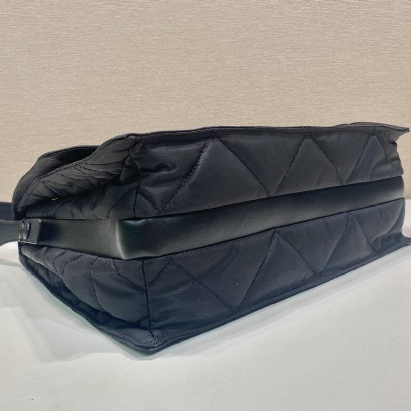 高仿Prada*ReEdition系列郵差包1BD256黑色免檢版