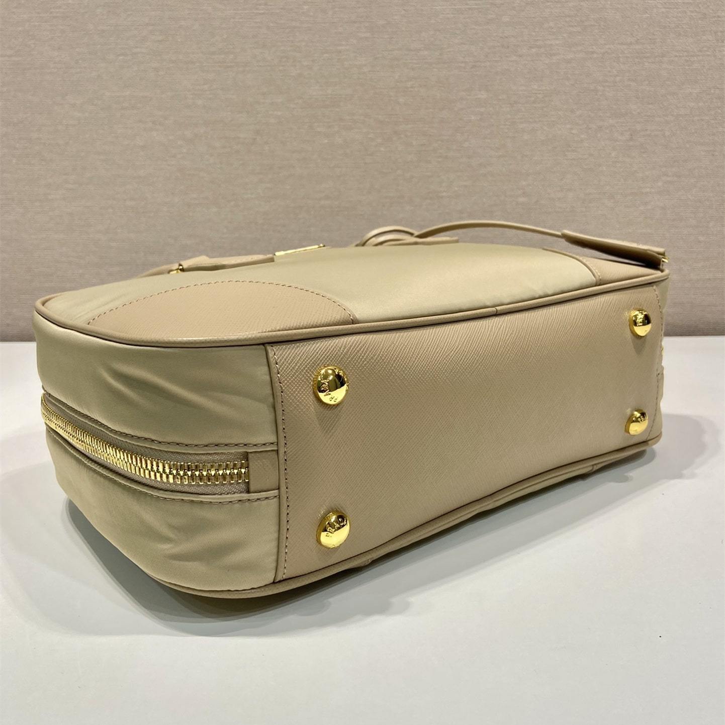 高仿Prada*ReEdition系列手提袋1BB115大號卡其免檢版