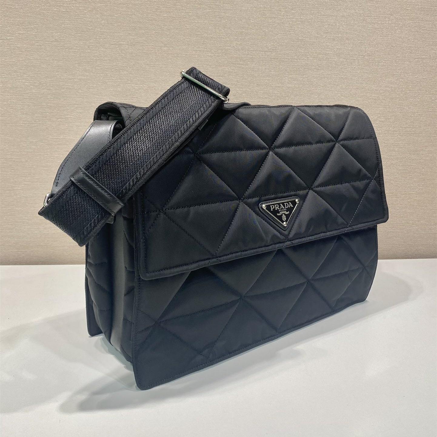 高仿Prada*ReEdition系列郵差包1BD256黑色免檢版