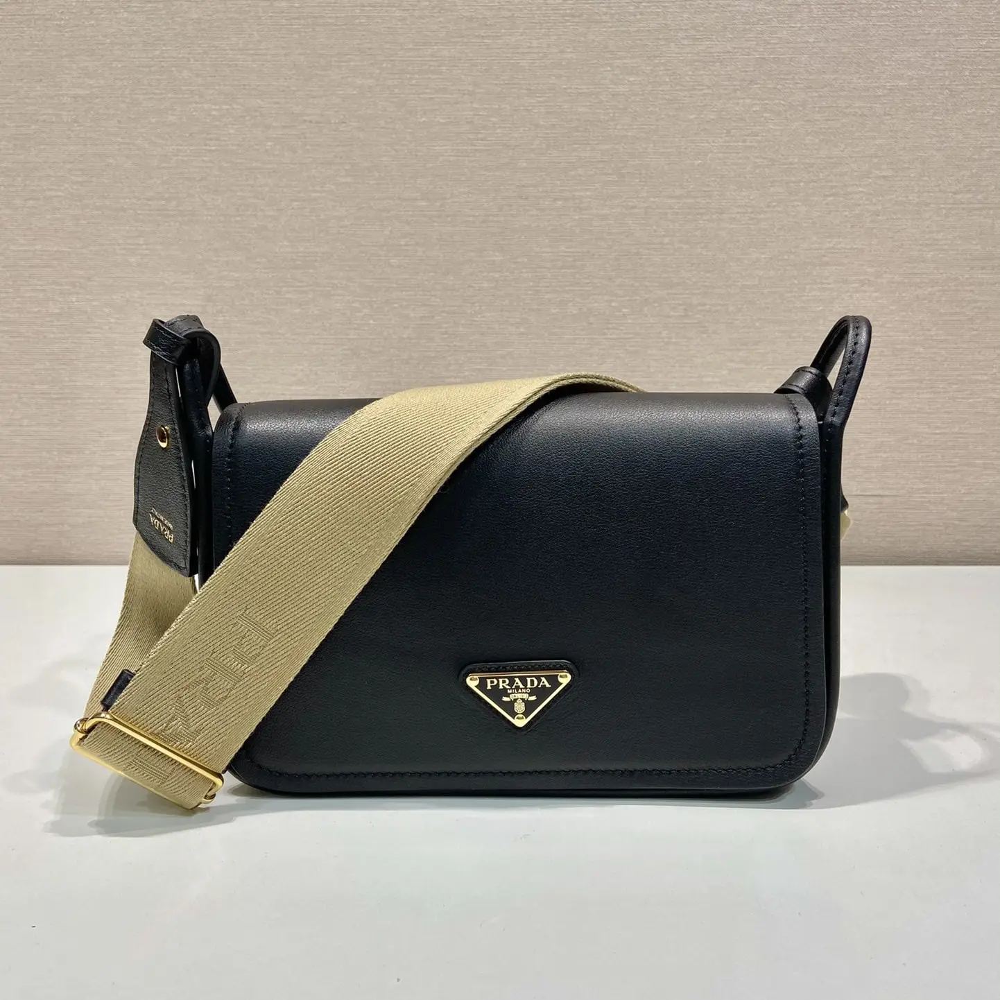 高仿 Prada 1BD372 單肩包：小牛皮表面紋理與光澤