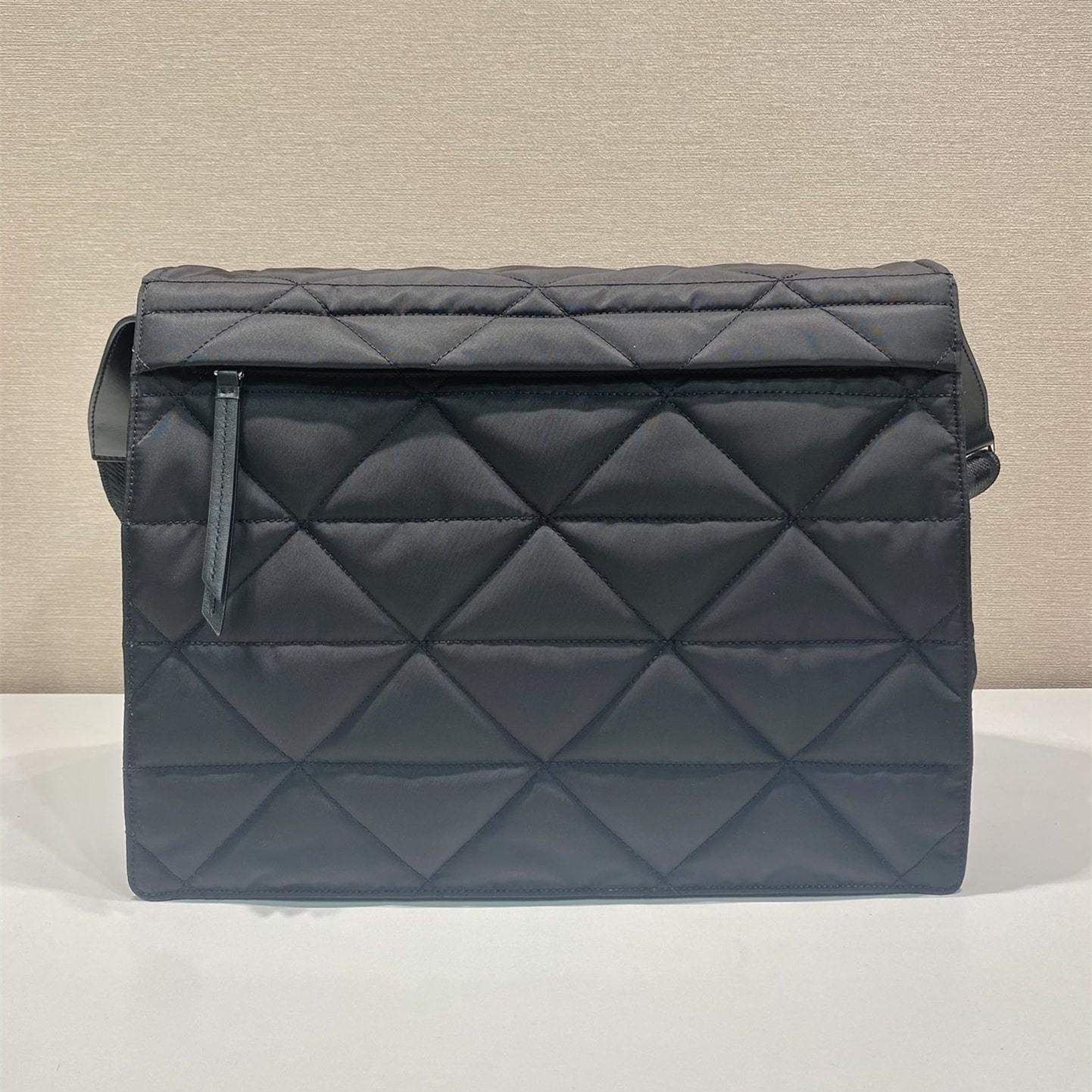 高仿Prada*ReEdition系列郵差包1BD256黑色免檢版