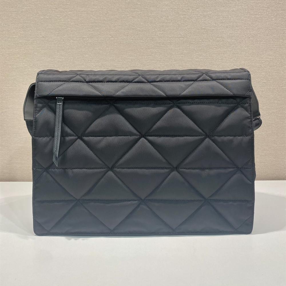 高仿Prada*ReEdition系列郵差包1BD256黑色免檢版