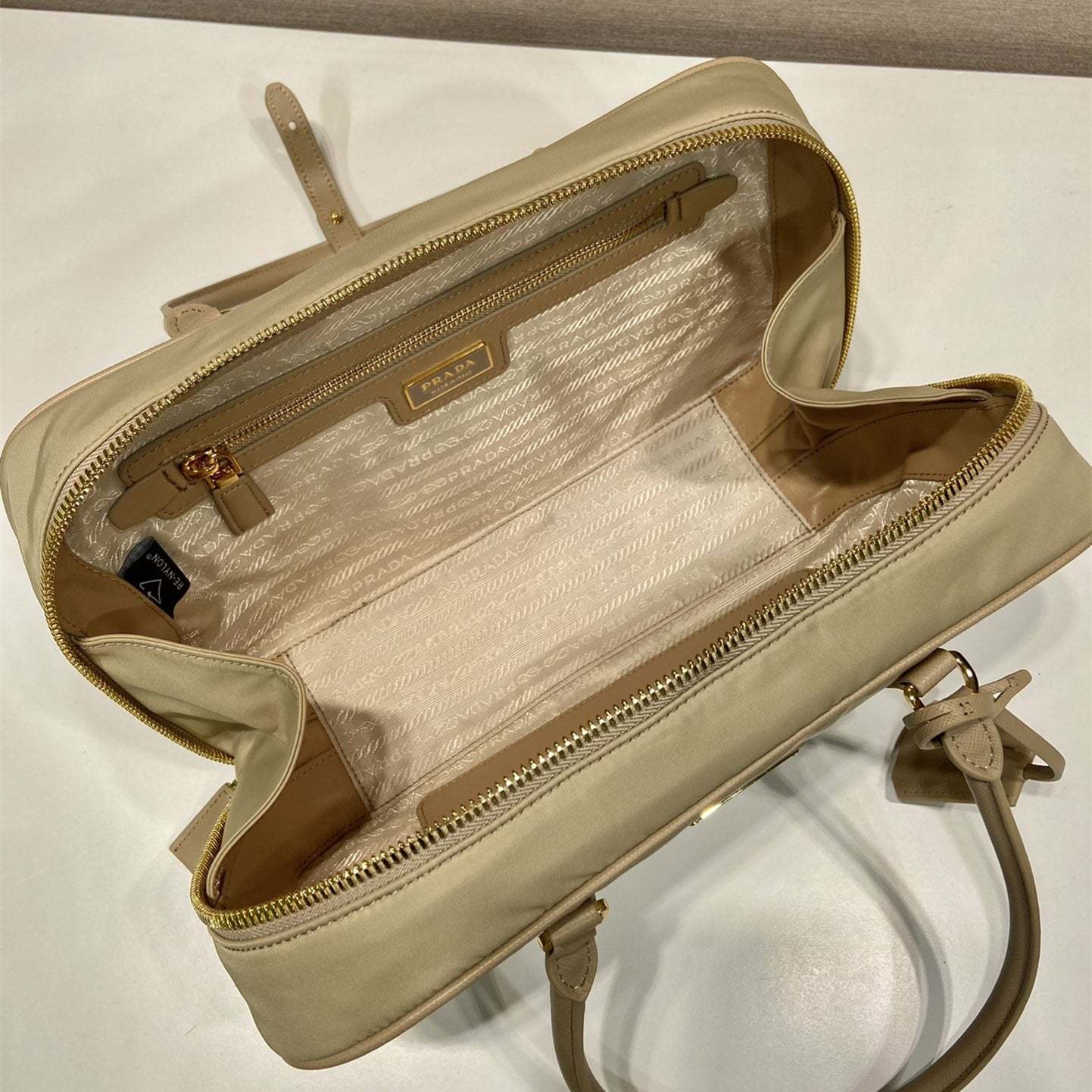 高仿Prada*ReEdition系列手提袋1BB115大號卡其免檢版