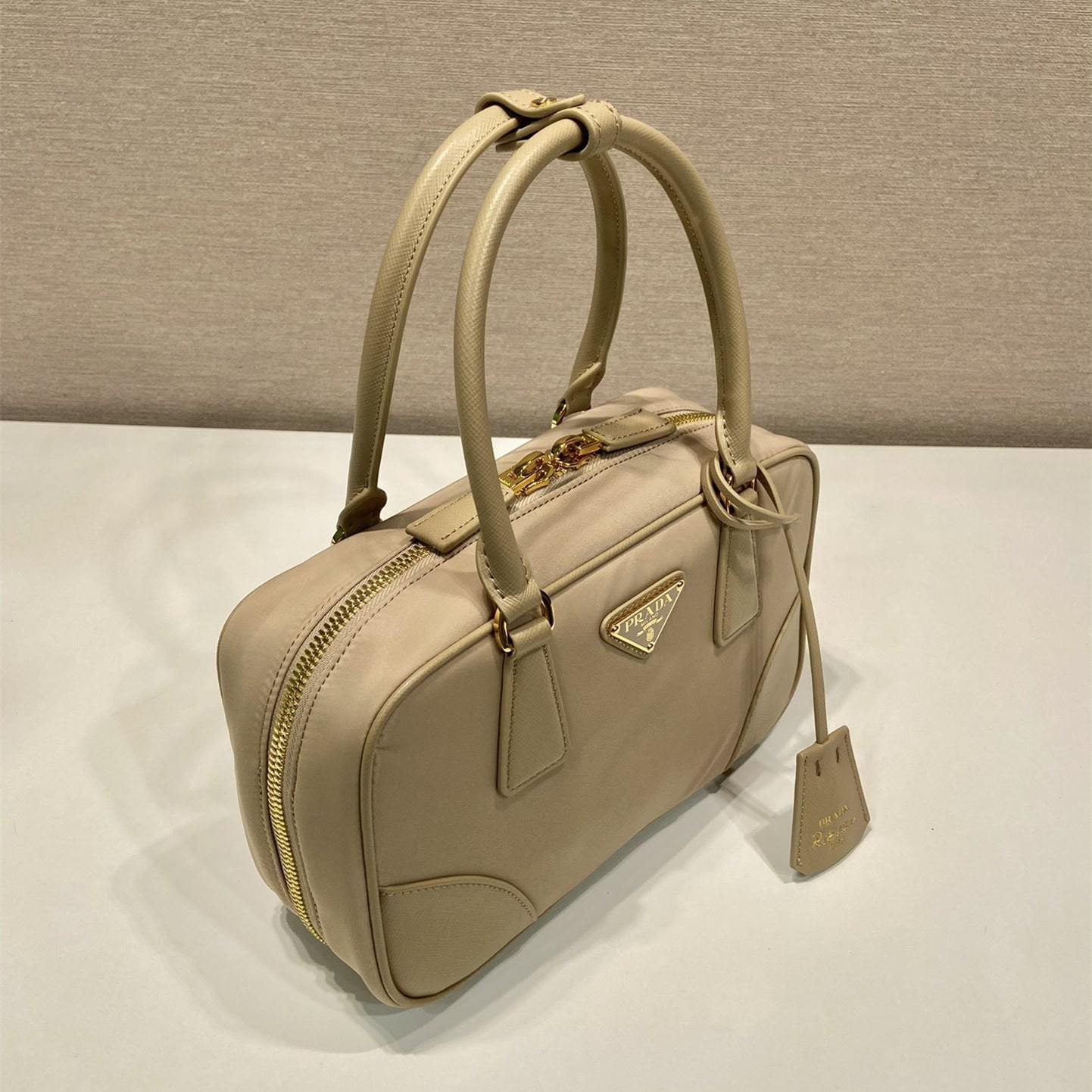 高仿Prada**ReEdition系列手提袋1BB121小號卡其免檢版
